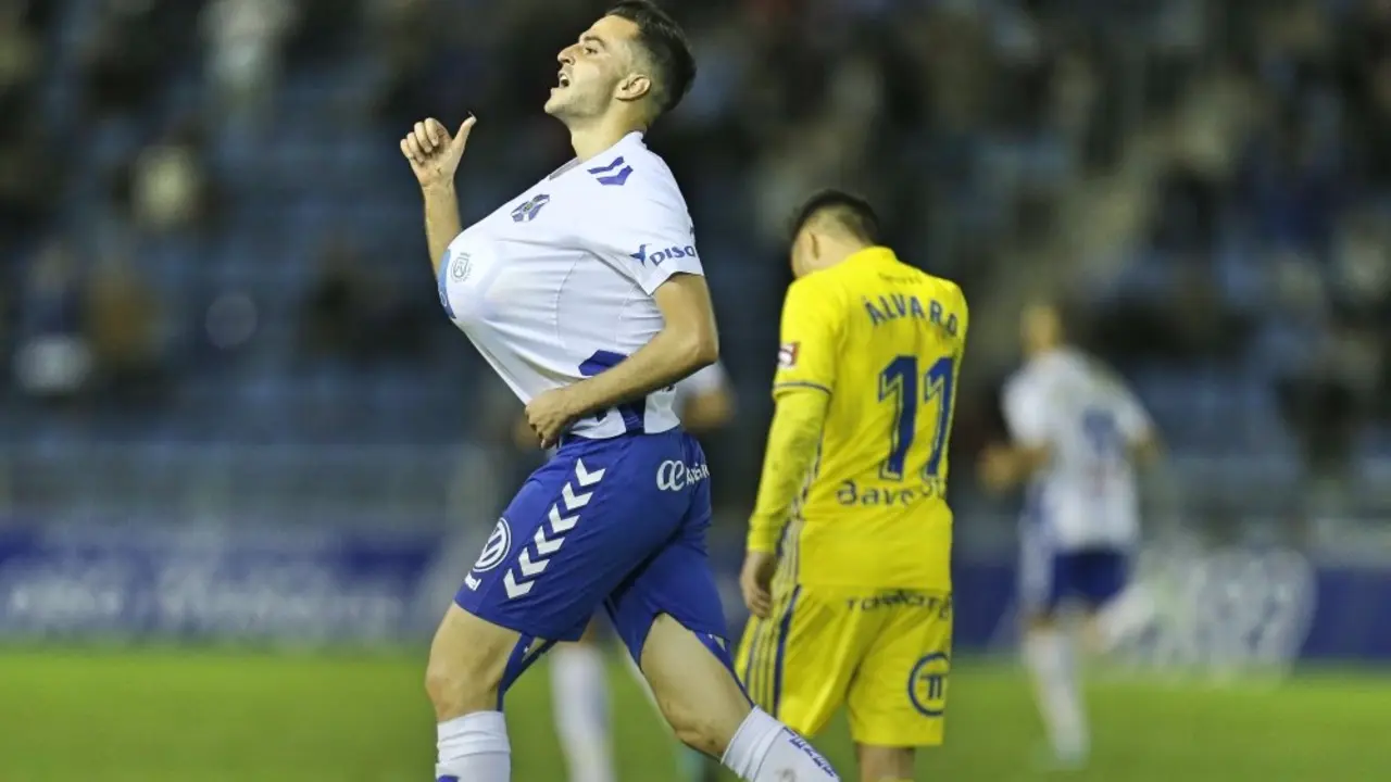 ESTADIO HELIODORO RODR&Iacute;GUEZ L&Oacute;PEZ.
PARTIDO TENERIFE-CADIZ.
EN LA IMAGEN, VILLAR CELEBRA SU GOL
/SANTIAGO FERRERO