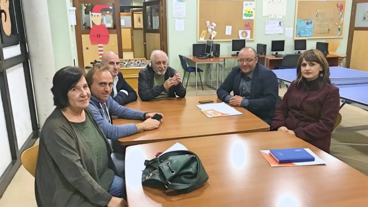 Arquipo-Quintero-(Cs)-reunido-con-la-Asociaci&oacute;n-de-Vecinos-de-Los-Abrigos_Fotor