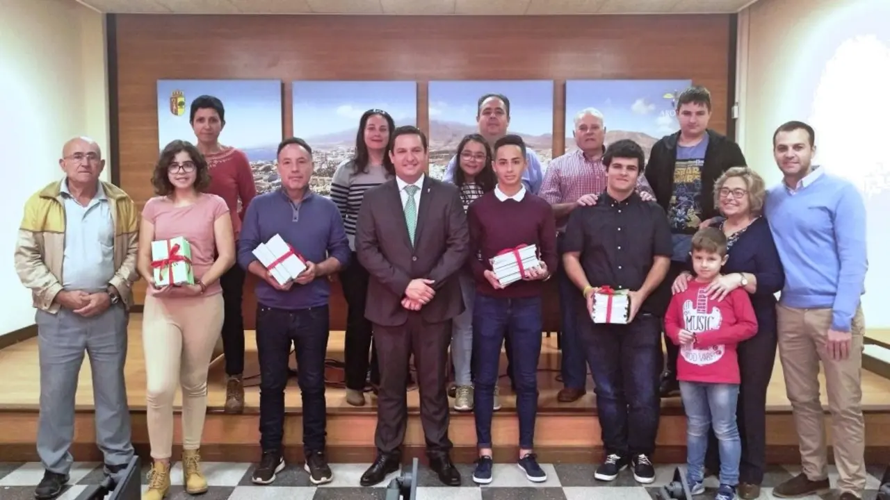 Entrega_libros_premiados_AronaArtesLetras_Fotor