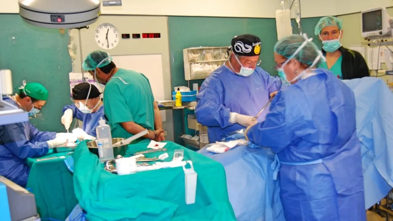 Quir&oacute;fano-con-equipo-m&eacute;dico_Fotor