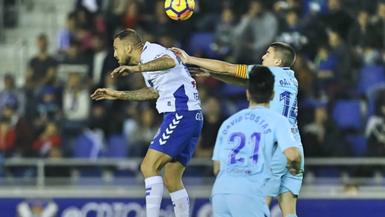 ESTADIO HELIODORO RODR&Iacute;GUEZ L&Oacute;PEZ.
PARTIDO TENERIFE-BARCELONA B.
EN LA IMAGEN, AVELDA&Ntilde;O EN ACCI&Oacute;N.
/SANTIAGO FERRERO