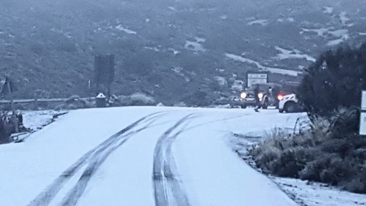 Carretera-cerrada-Nieve-Teide_Fotor