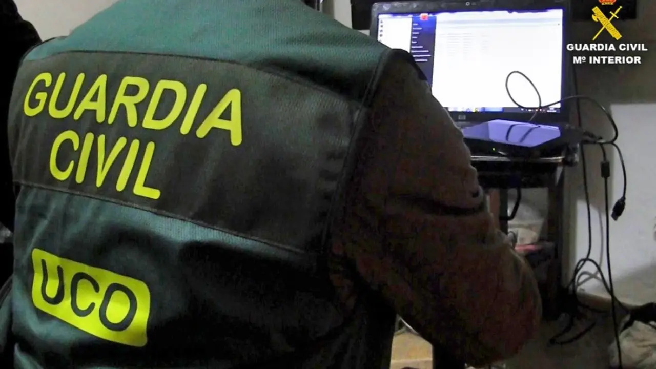 GRA003. MADRID, 04/07/2016.- Fotograf&iacute;a facilitada por la Guardia Civil, que ha detenido a diecinueve personas por tenencia y distribuci&oacute;n en internet de material con abusos y explotaci&oacute;n sexual de menores y ha practicado catorce registros en trece provincias, en los que ha intervenido cientos de miles de archivos con tem&aacute;tica de pornograf&iacute;a infantil. Hasta el momento el an&aacute;lisis del material incautado en poder de los detenidos ha permitido identificar a catorce menores en Espa&ntilde;a y dos en Colombia, todos ellos v&iacute;ctimas de abusos sexuales, informa la Guardia Civil. La operaci&oacute;n se enmarca en un operativo internacional en el que han participado otros diecis&eacute;is pa&iacute;ses iberoamericanos y Estados Unidos, que han detenido a otras sesenta personas. Se trata de la operaci&oacute;n "Sin fronteras" en la que han sido detenidas en Espa&ntilde;a las citadas diecinueve personas como presuntos autores de delitos relacionados con la distribuci&oacute;n de material de abuso sexual a menores en internet.