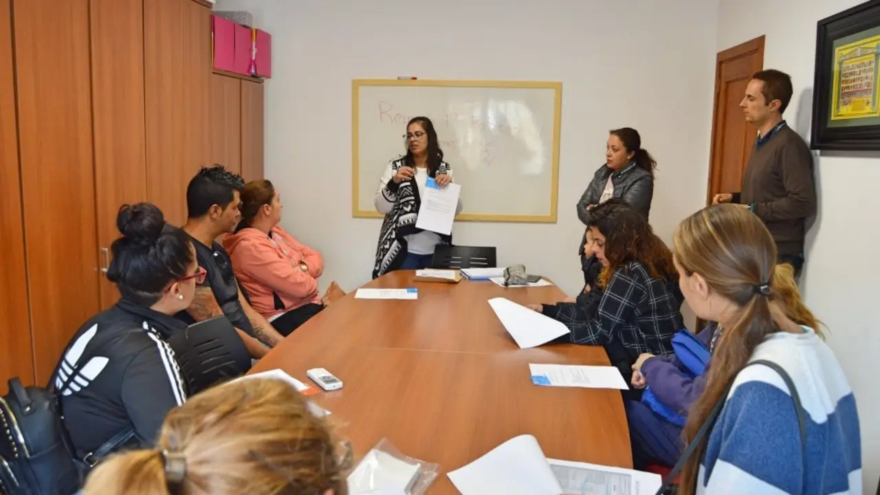 Foto entrega de bienes a familias del municipio_Fotor