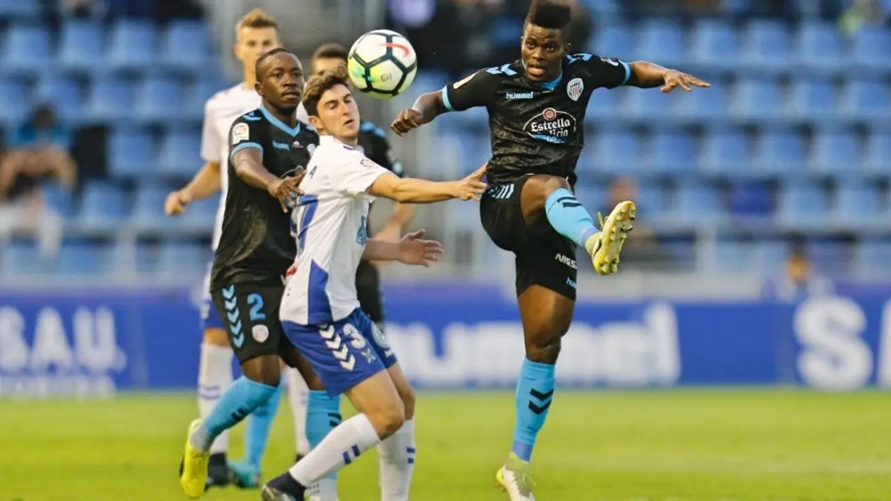 ESTADIO HELIODORO RODR&Iacute;GUEZ L&Oacute;PEZ.
PARTIDO TENERIFE-LUGO
EN LA IMAGEN,  MULA Y AZEEZ EN UNA ACCI&Oacute;N DEL PARTIDO.
/SANTIAGO FERRERO