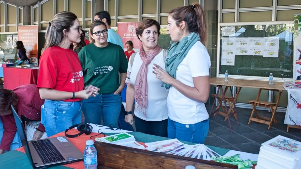 Juana de la Rosa-Feria de Voluntariado_Fotor