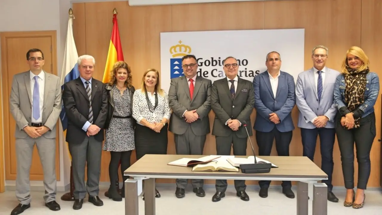 Foto de familia tras la toma de posesi&oacute;n_Fotor