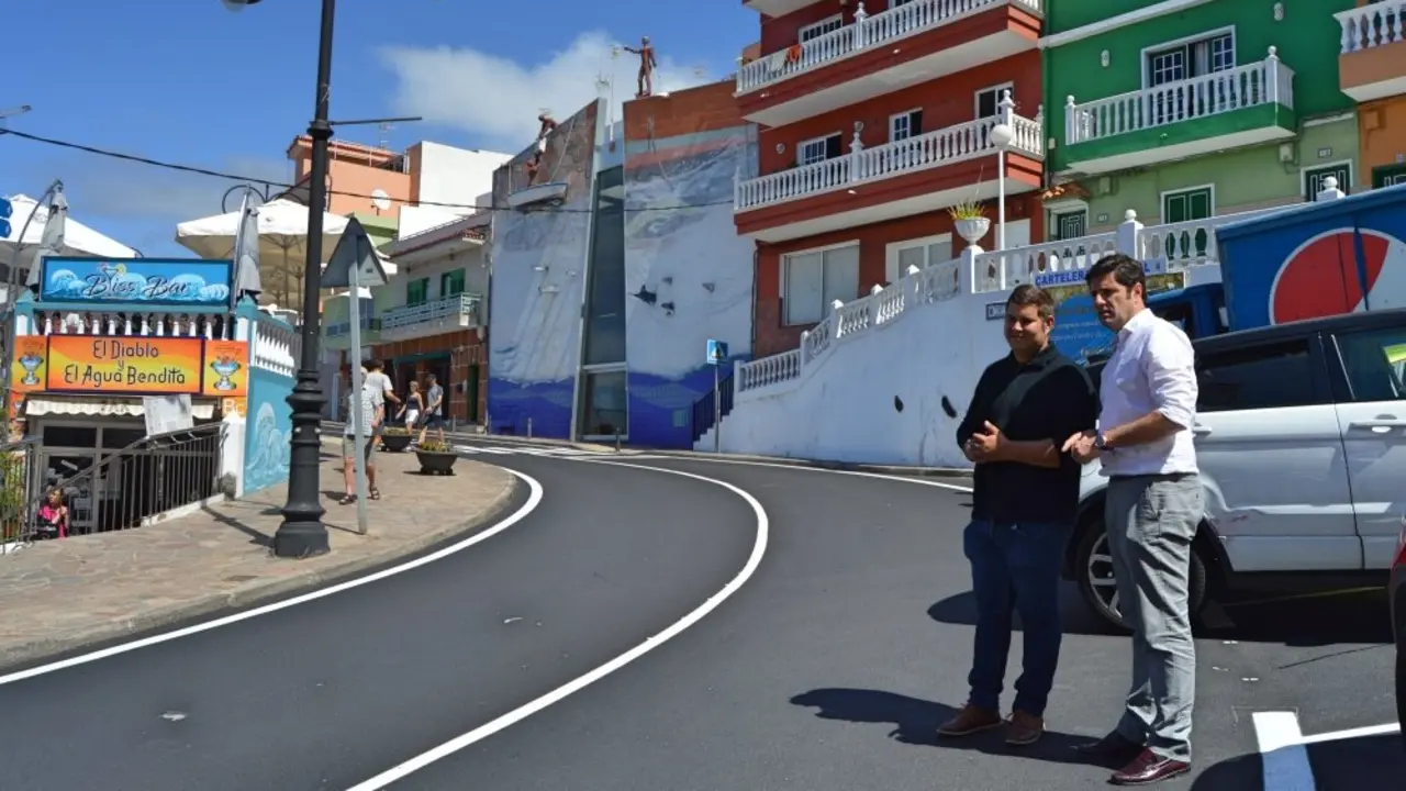El Alcalde y el concejal de Hacienda supervisando las obras_Fotor
