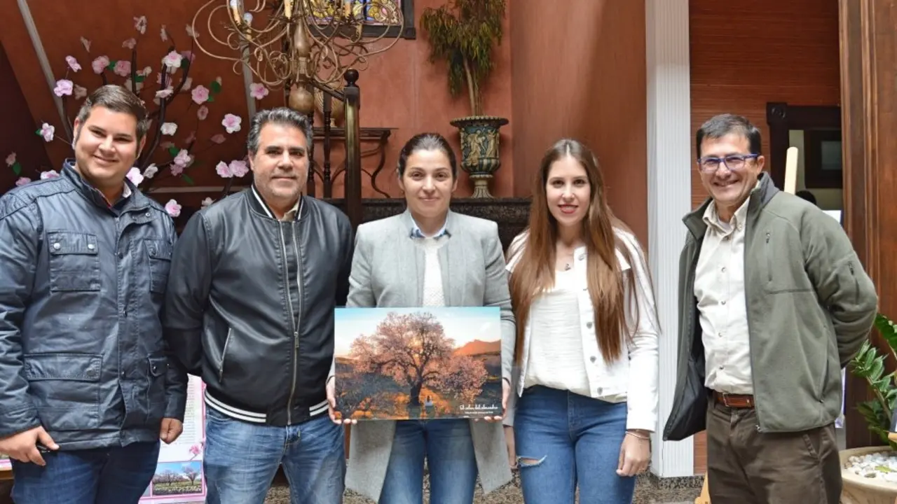 Foto del jurado con el primer premio del concurso_Fotor