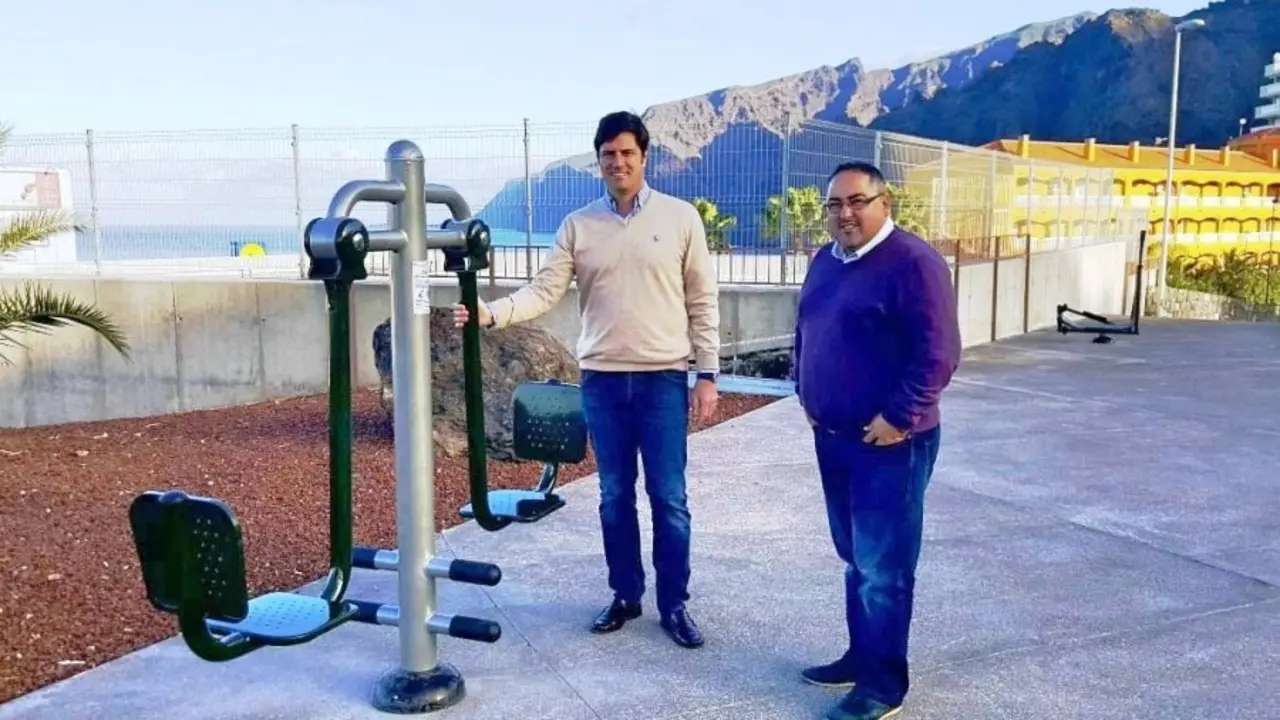 El Alcalde y el concejal de Deportes en el lugar donde se colocaron los aparatos_Fotor