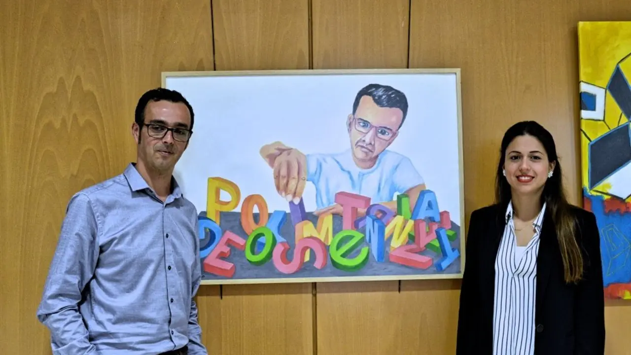 El artista junto a la concejala de Juventud en inauguraci&oacute;n exposici&oacute;n_Fotor