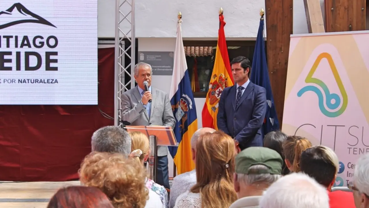 Foto del acto de entrega de diplomas a clientes fieles_Fotor