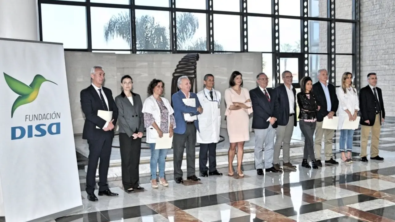 Los investigadores premiados junto al consejero de Sanidad, la directora de la Fundaci&oacute;n DISA y el director gerente del centro hospitalario_Fotor