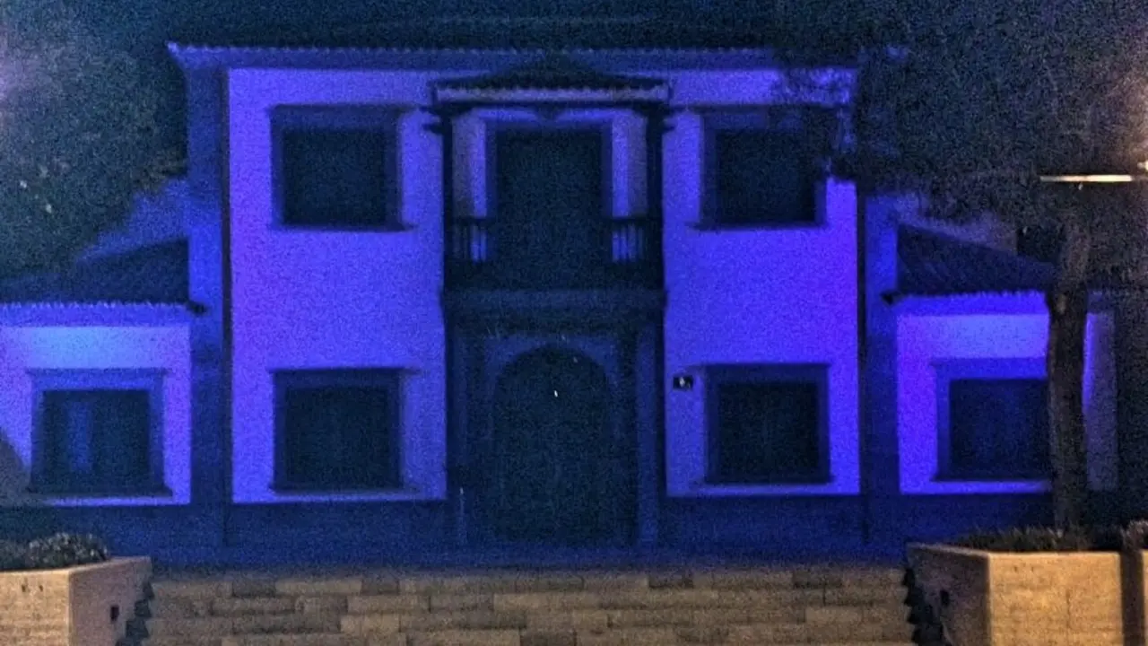 Fachada del Ayuntamiento iluminada de azul_Fotor