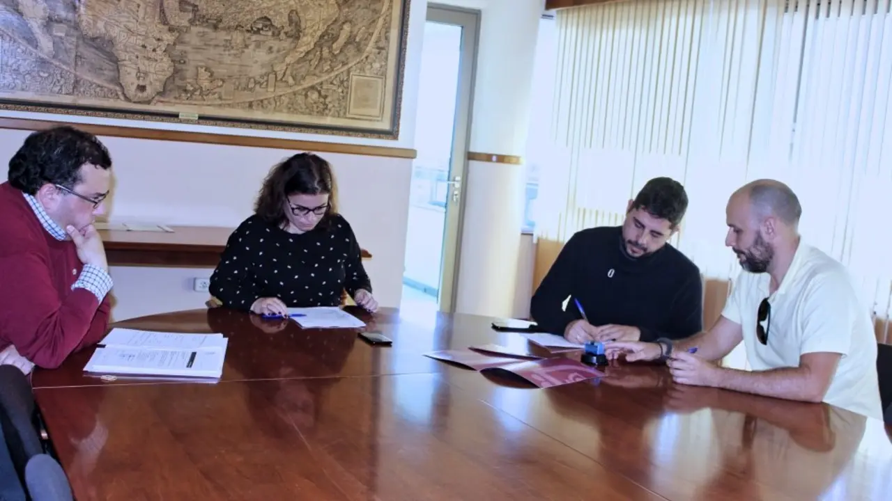 Firma contrato redacci&oacute;n Cancha Igueste abril 2018_Fotor