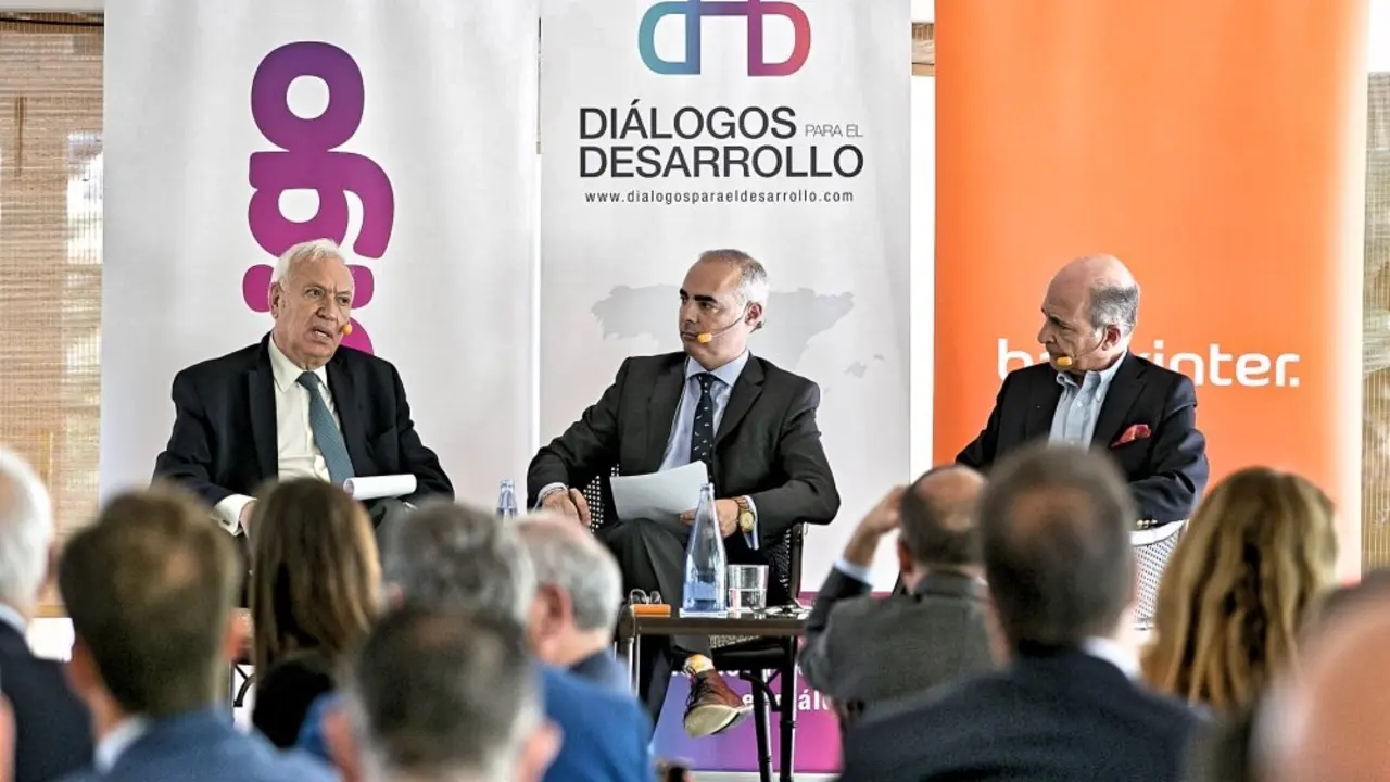 Ponentes debatiendo_Fotor
