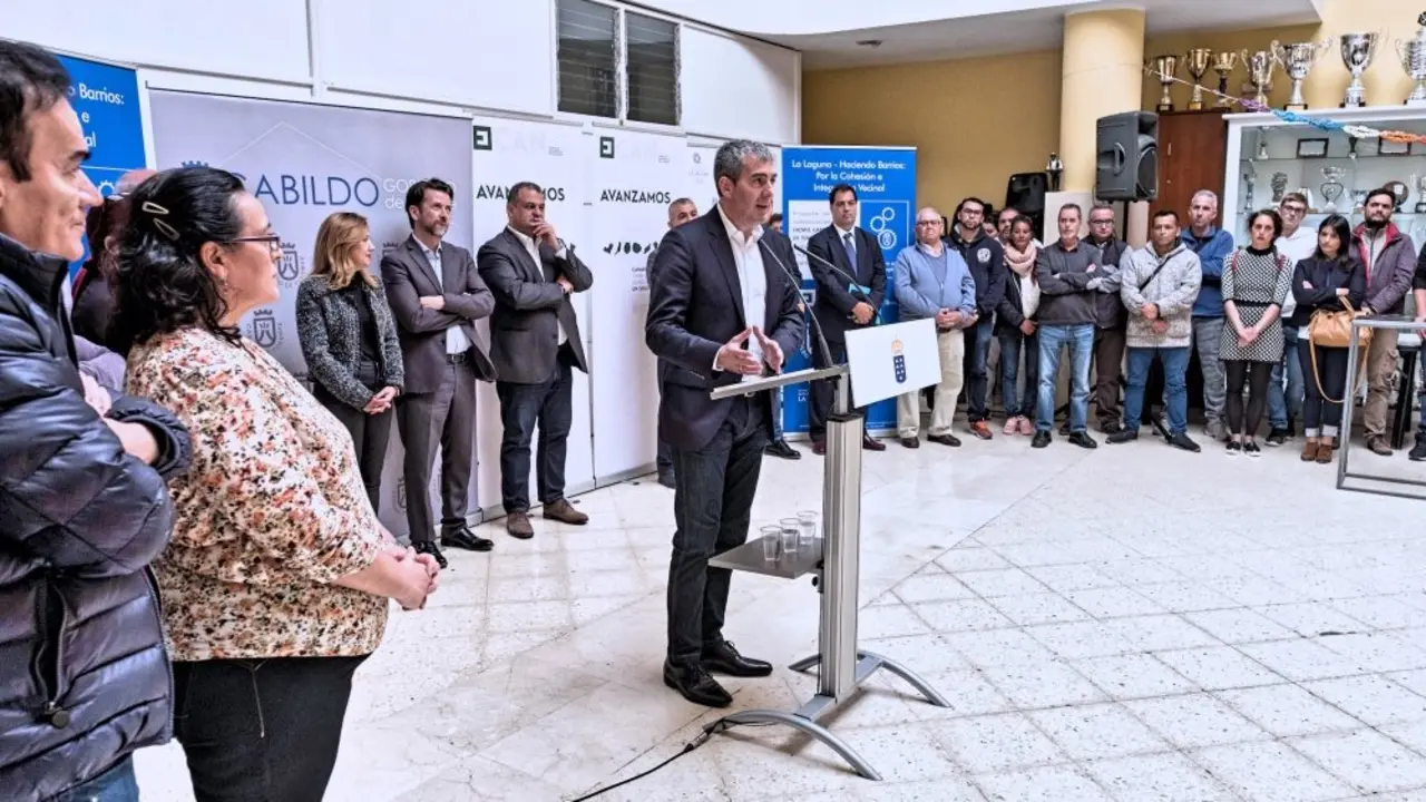 El Presidente D. Fernando Clavijo Batlle acude a PLAZA LOS ANDENES. AV. SAN MART&Otilde;N DE PORRES, 1, TACO. - SAN CRIST&rdquo;BAL DE LA LAGUNA., para la Firma FDCAN 2018 Tenerife , acompa&Ograve;ado de :
Rosa D&middot;vila, Consejera de Hacienda del Gobierno de Canarias.
Carlos Alonso, Presidente del Cabildo de Tenerife.
Jos&Egrave; Alberto D&Igrave;az, alcalde de La laguna. , a 20 de Abril  2018. (Foto: Manuel L&Egrave;rida/Presidencia GobCan)


Esta fotograf&Igrave;a oficial del Gobierno de Canarias es solamente para uso editorial por medios de comunicaci&Ucirc;n. La fotograf&Igrave;a no puede ser manipulada de ninguna manera y no se puede utilizar en materiales comerciales y/o pol&Igrave;ticos, publicidad, correos electr&Ucirc;nicos, productos, promociones que de alguna manera pueda sugerir la aprobaci&Ucirc;n o respaldo del Presidente, o el Gobierno de Canarias.