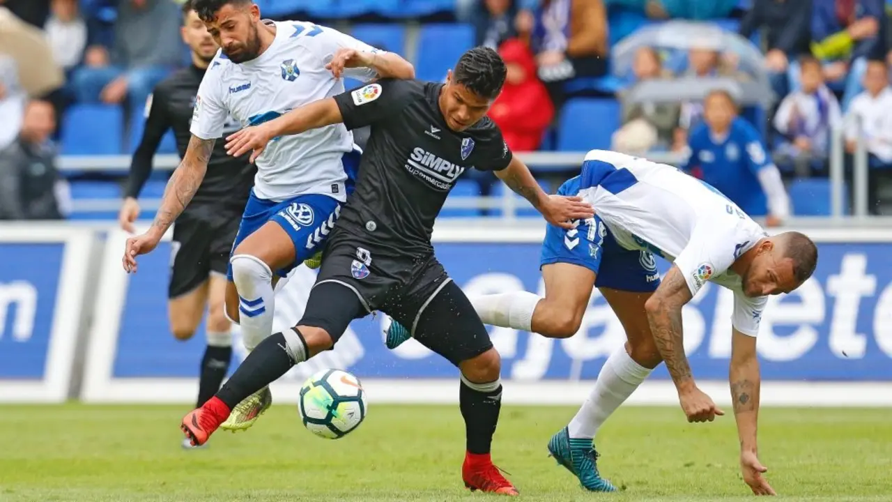 ESTADIO HELIODORO RODR&Iacute;GUEZ L&Oacute;PEZ.
PARTIDO TENERIFE-HUESCA.
EN LA IMAGEN, ALBERTO Y AVELDA&Ntilde;O PELEAN UN BAL&Oacute;N CON CUCHO.
/SANTIAGO FERRERO