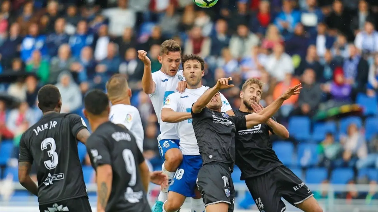 ESTADIO HELIODORO RODR&Iacute;GUEZ L&Oacute;PEZ.
PARTIDO TENERIFE-HUESCA.
EN LA IMAGEN, JORGE Y CASADESUS INTENTAN UN REMATE A PUERTA.
/SANTIAGO FERRERO