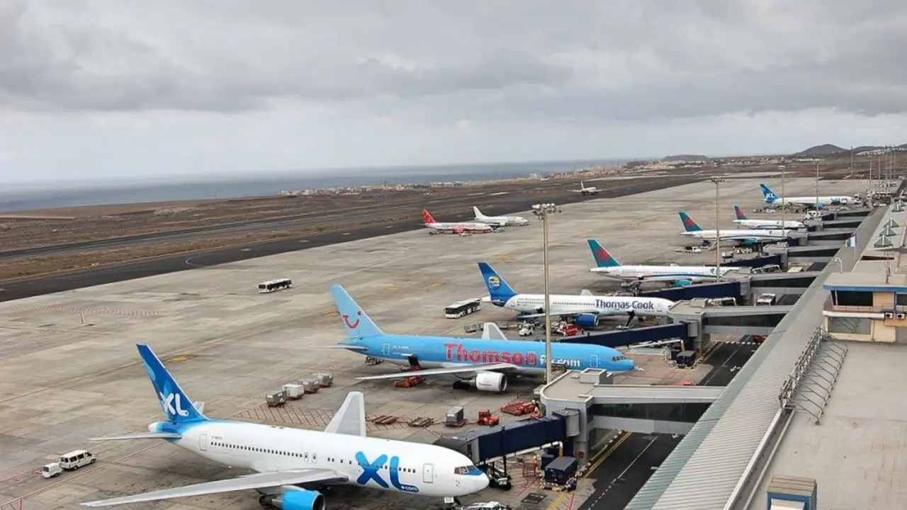 Aeropuerto_de_Tenerife_Sur_Fotor
