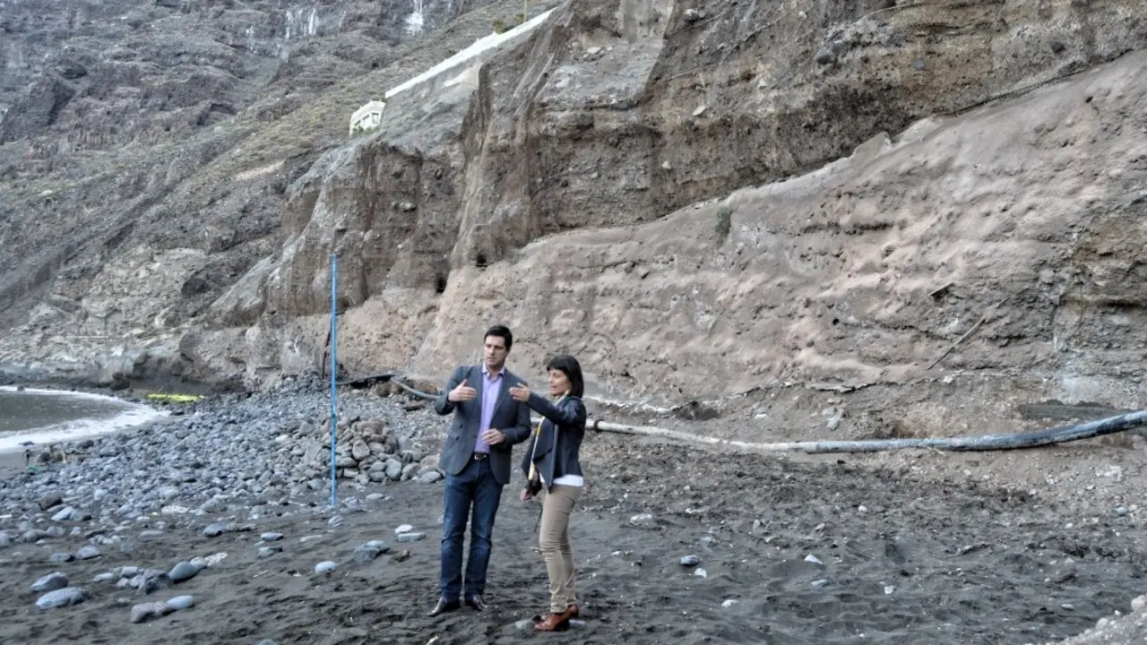 Foto del alcalde y concejala en la playa de Los Gu&iacute;os_Fotor