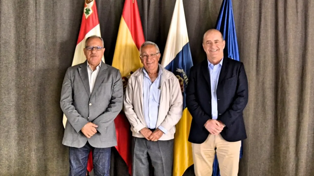 270418 Casimiro Curbelo y Pedro Ortega, junto a Jes&uacute;s Simancas uno de los primeros usuarios de la Banda Ancha_Fotor