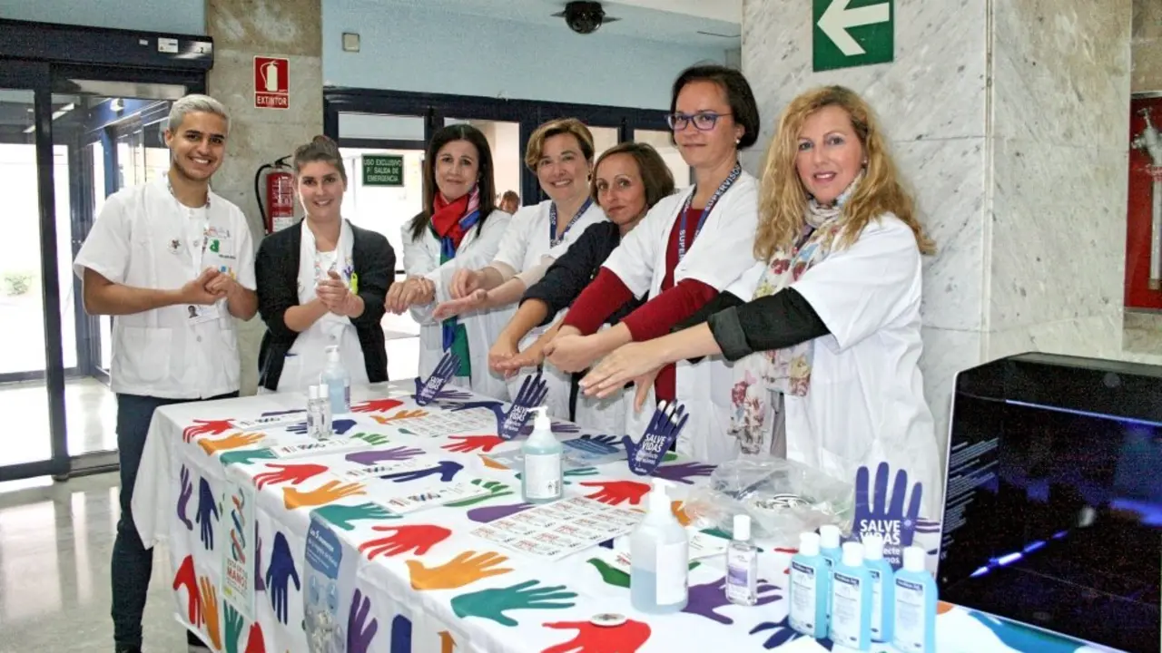 Profesionales del Hospital de La Candelaria muestran los diferentes pasos para realizar una correcta higiene de manos_Fotor