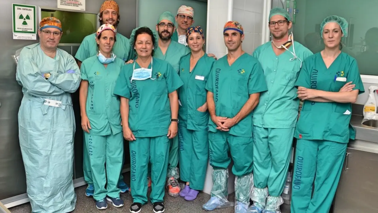 Equipo de la Unidad de Carcinomatosis Peritoneal del servicio de Cirug&iacute;a General junto a anestesia y enfermer&iacute;a _Fotor