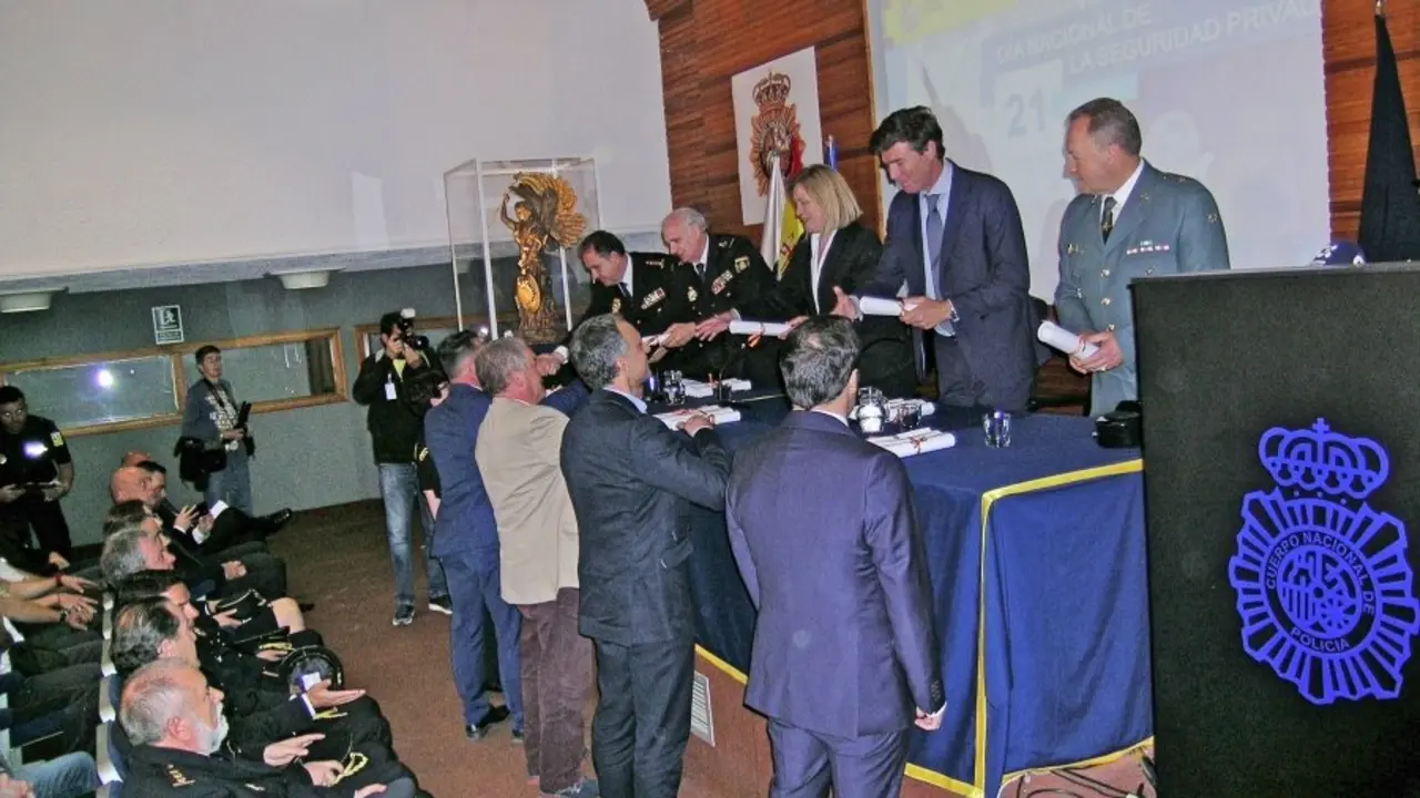 El director de Seguridad y delgado del HUC recogen menci&oacute;n_Fotor