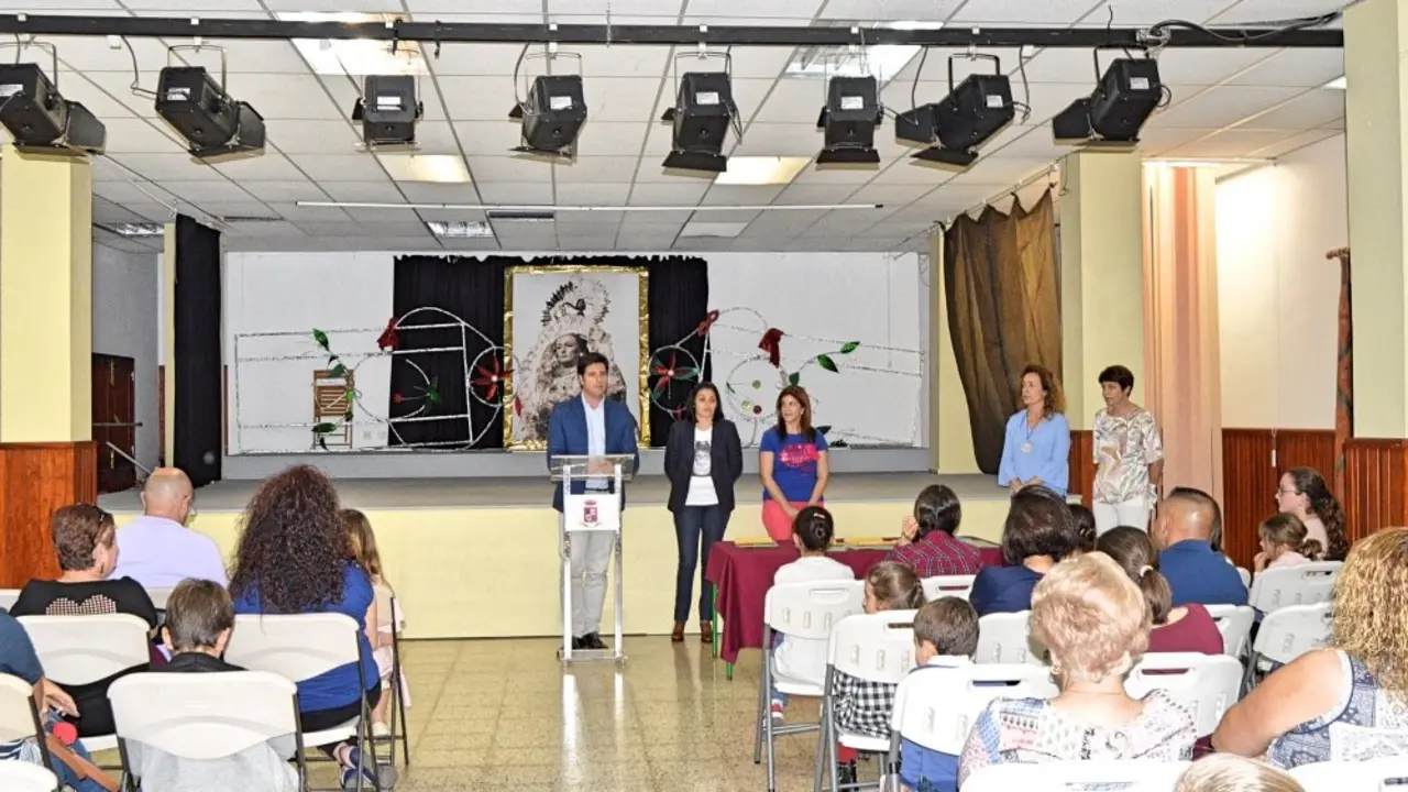 El Alcalde y la concejala de Cultura en la entrega de diplmas actividades extraescolares_Fotor