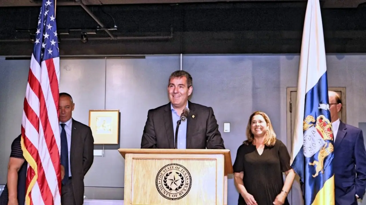STN01. SAN ANTONIO (EE.UU.), 16/06/2018.- El presidente del Gobierno de Canarias, Fernando Clavijo (c), pronuncia un discurso en un evento con la Asociaci&oacute;n de los descendientes canarios hoy, s&aacute;bado 16 de junio de 2018, en San Antonio, Texas (EE.UU.). Clavijo destac&oacute; hoy el legado de ese archipi&eacute;lago "en un lugar tan lejano" como la ciudad de San Antonio (Texas), donde "existe una colonia que respeta las costumbres y se siente orgullosa de sus ra&iacute;ces". El mandatario, que acudi&oacute; a un acto con descendientes de canarios en el marco de la conmemoraci&oacute;n del 300 aniversario de la fundaci&oacute;n de la ciudad texana, record&oacute; que en muchas ocasiones "con el tiempo se olvidan las ra&iacute;ces", lo que provoca la p&eacute;rdida de "la identidad com&uacute;n". EFE/Jos&eacute; Miguel Pascual