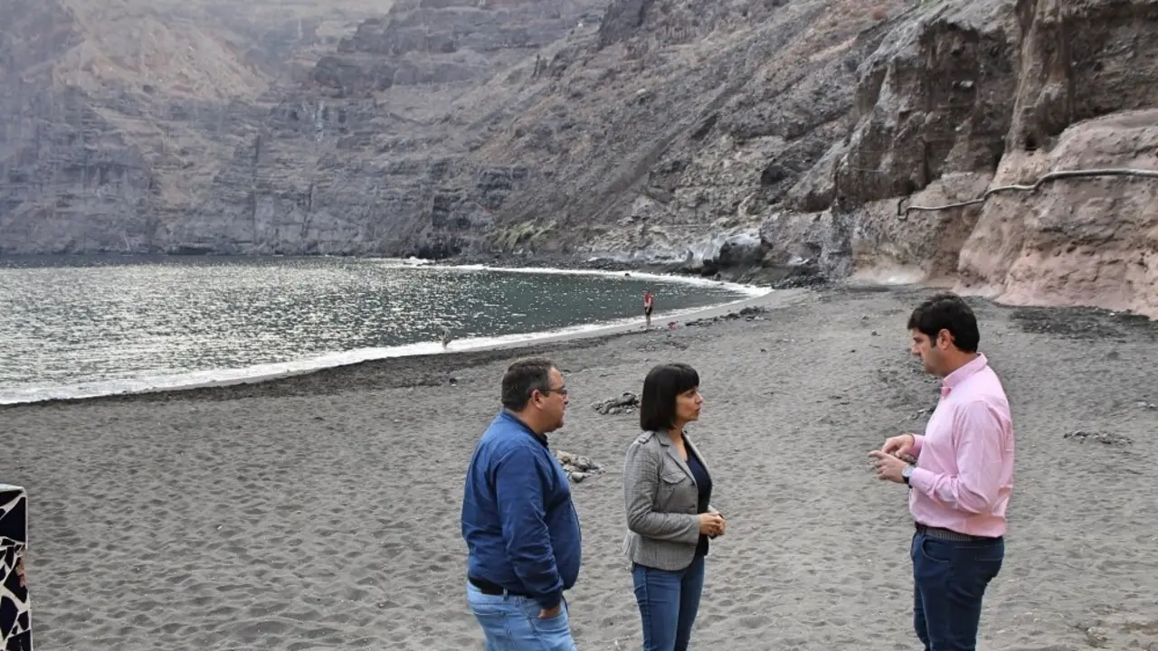 El Alcalde, la concejala de Turismo y el concejal de Obras supervisando la apertura de la playa_Fotor