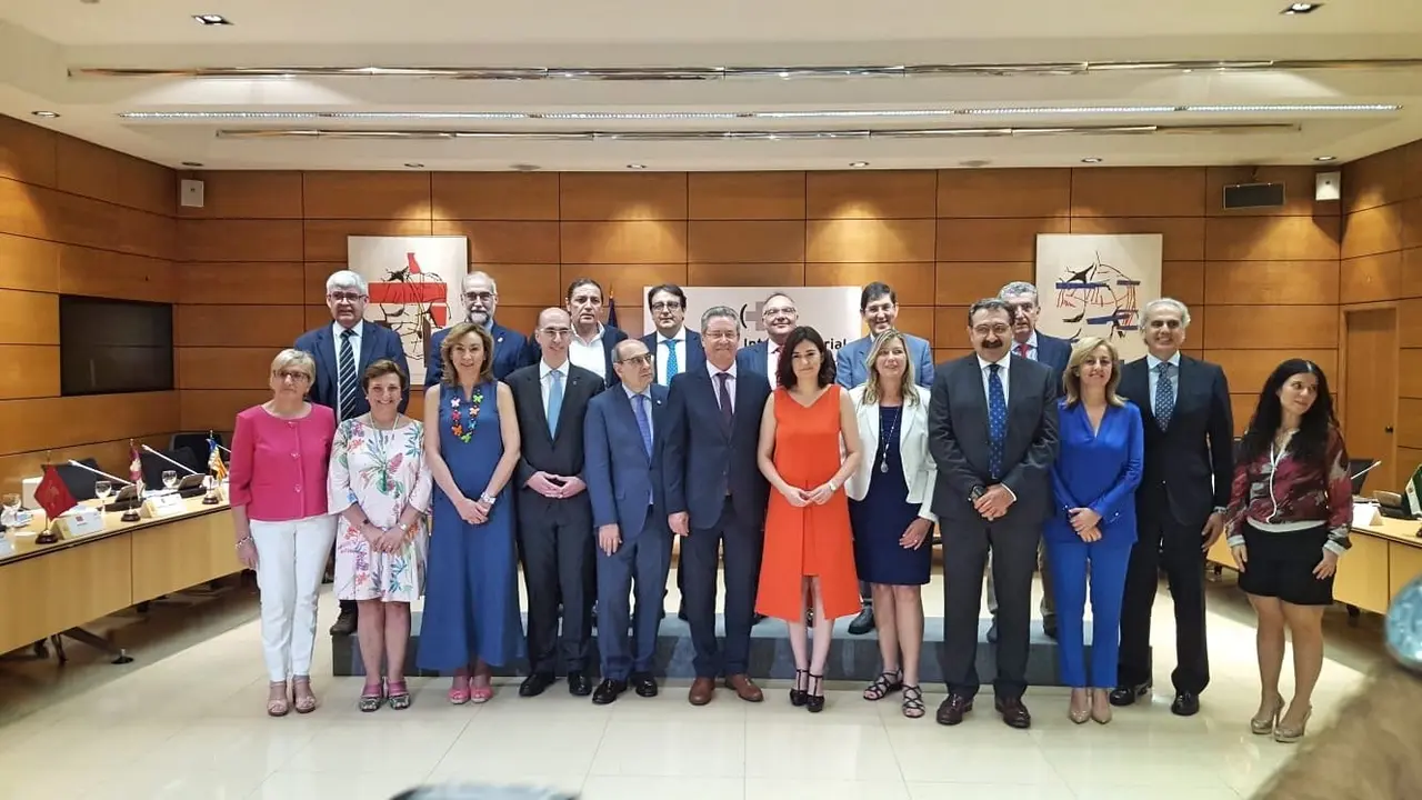 Foto de familia antes de la reuni&oacute;n del Consejo Interterritorial del SNS_Fotor