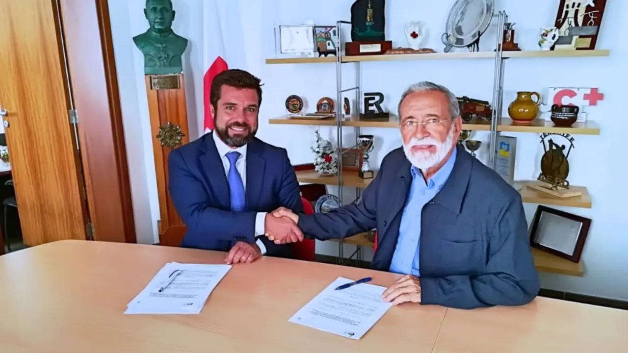 Luis Rodr&iacute;guez Neyra por GSC y Gerardo Mesa Noda por Cruz Roja, en la firma del convenio_Fotor