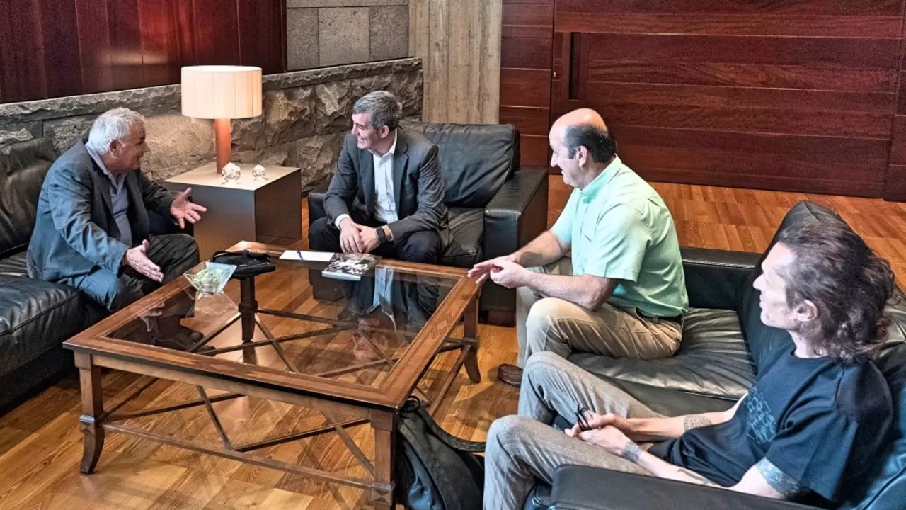 El Presidente D. Fernando Clavijo Batlle  reciben a Miguel Vel&middot;zquez Torres m&middot;s conocido como Miguel Vel&middot;zquez, exboxeador espa&Ograve;ol nacido el 27 de septiembre de 1944 en Santa Cruz de Tenerife.
&frasl;nico canario campe&Ucirc;n Mundial &ntilde; peso superligero , acompa&Ograve;ados de Noe Ramon autor del libro y de Jos&Egrave; Francisco, D.G. de Deportes a 31 de Julio 2018. (Foto: Manuel L&Egrave;rida/Presidencia GobCan)


Esta fotograf&Igrave;a oficial del Gobierno de Canarias es solamente para uso editorial por medios de comunicaci&Ucirc;n. La fotograf&Igrave;a no puede ser manipulada de ninguna manera y no se puede utilizar en materiales comerciales y/o pol&Igrave;ticos, publicidad, correos electr&Ucirc;nicos, productos, promociones que de alguna manera pueda sugerir la aprobaci&Ucirc;n o respaldo del Presidente, o el Gobierno de Canarias.