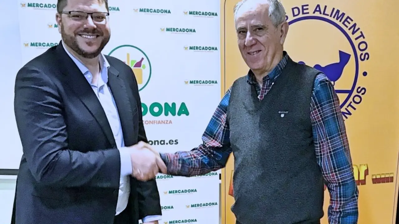 Saludo del Director de Relaciones Externas de Las Palmas en Mercadona, Arcadio Pe&ntilde;ate (izquierda) y el Presidente del Banco de Alimentos de Las Palmas, Pedro Llorca (derecha)_Fotor
