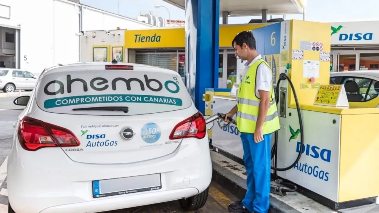 Veh&iacute;culo de Ahembo reposta carburante alternativo en Estaci&oacute;n de Servicio DISA_Fotor