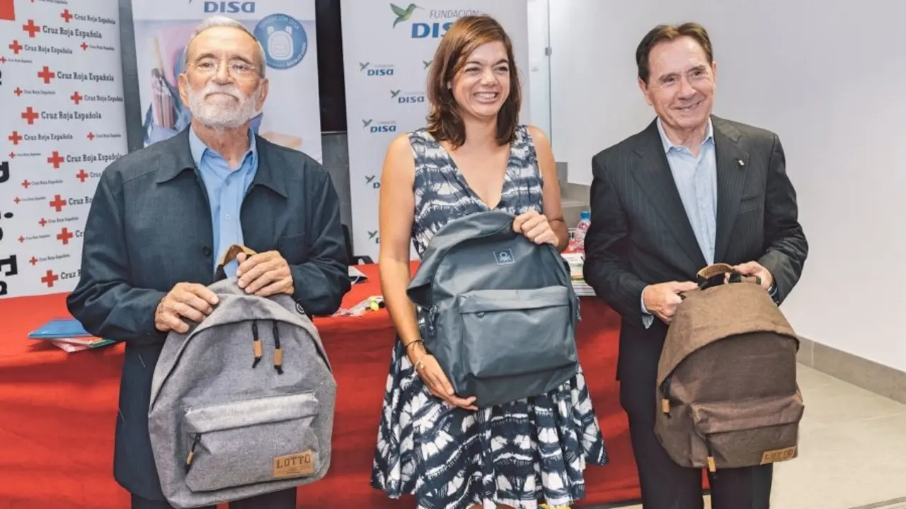 Gerardo Mesa, presidente auton&oacute;mico de Cruz Roja; Sara Mateos, directora de la Fundaci&oacute;n DISA y Juan Lorenzo Campos, presidente de Cruz Roja en Las Palmas _Fotor