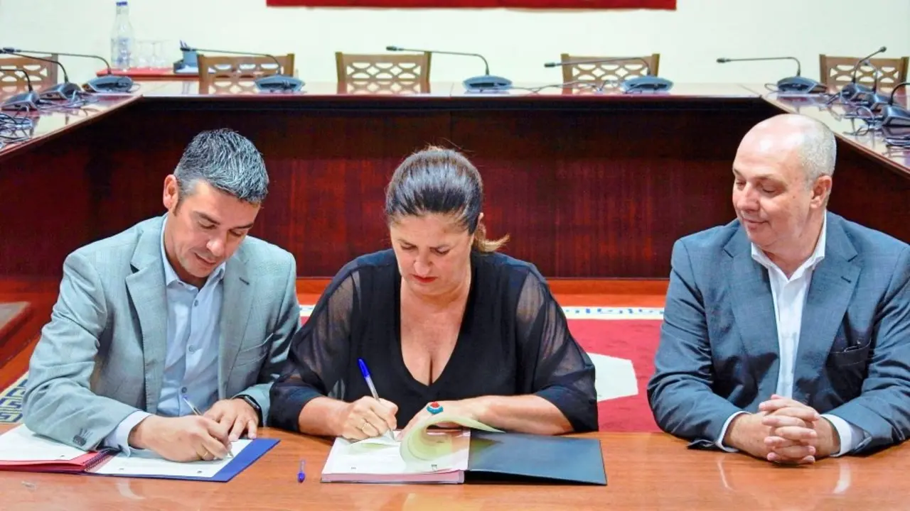 20-09-2018  El Consejero de Agricultura,Pesca y Alimentaci&oacute;n del Gobierno de Canariass Narvay Quintero y la Presidenta del Cabildo de El Hierro Belen Allende, firman un convenio para la mejora en el sistema de abastecimiento, y tratamiento de aguas/ En la imagen narvay Quintero,Belen Allende,Juan Ram&oacute;n Felipe Director General de aguas/ Enrique Tapia
