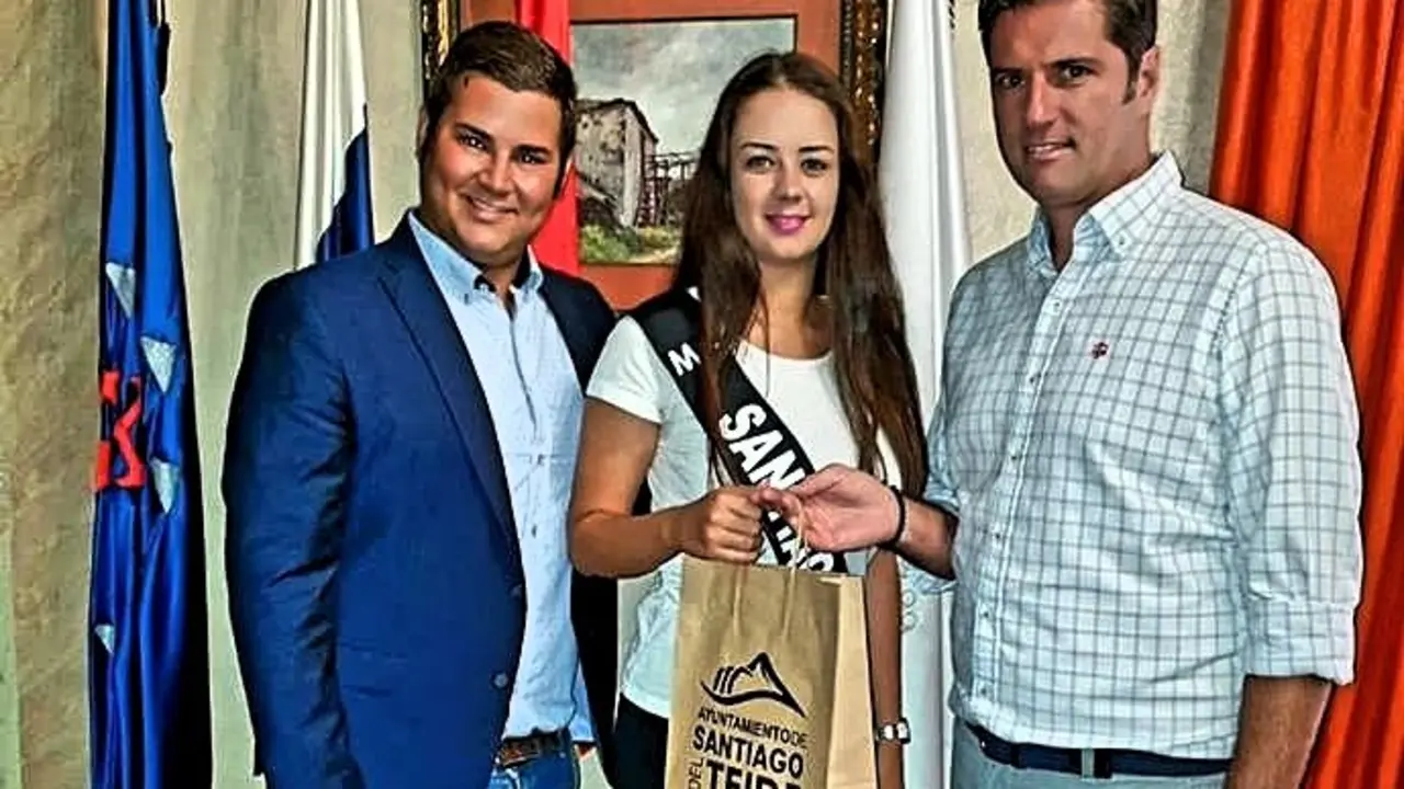 La candidata municipal junto al alcalde y concejal de Fiestas_Fotor