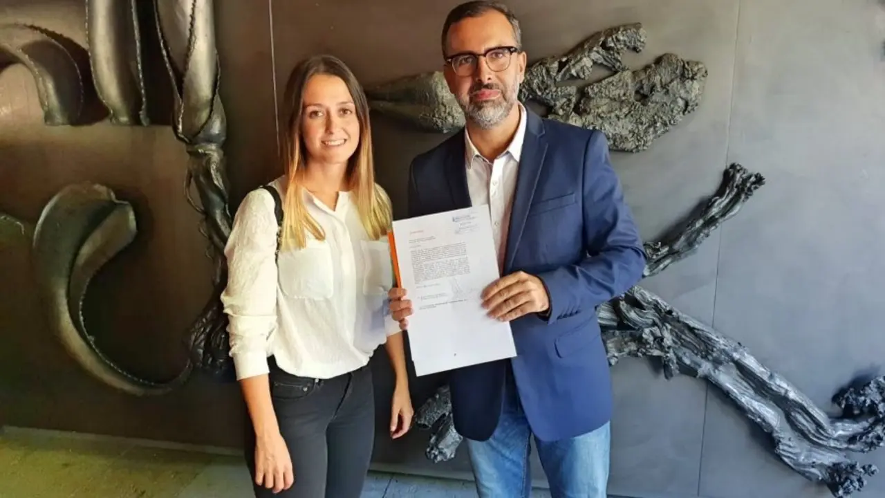 Mariano Cejas (portavoz auton&oacute;mico de Cs Canarias) y Teresa Ber&aacute;stegui (secretaria Acci&oacute;n Institucional Cs Canarias) tras el registro iniciativa en presidencia_Fotor