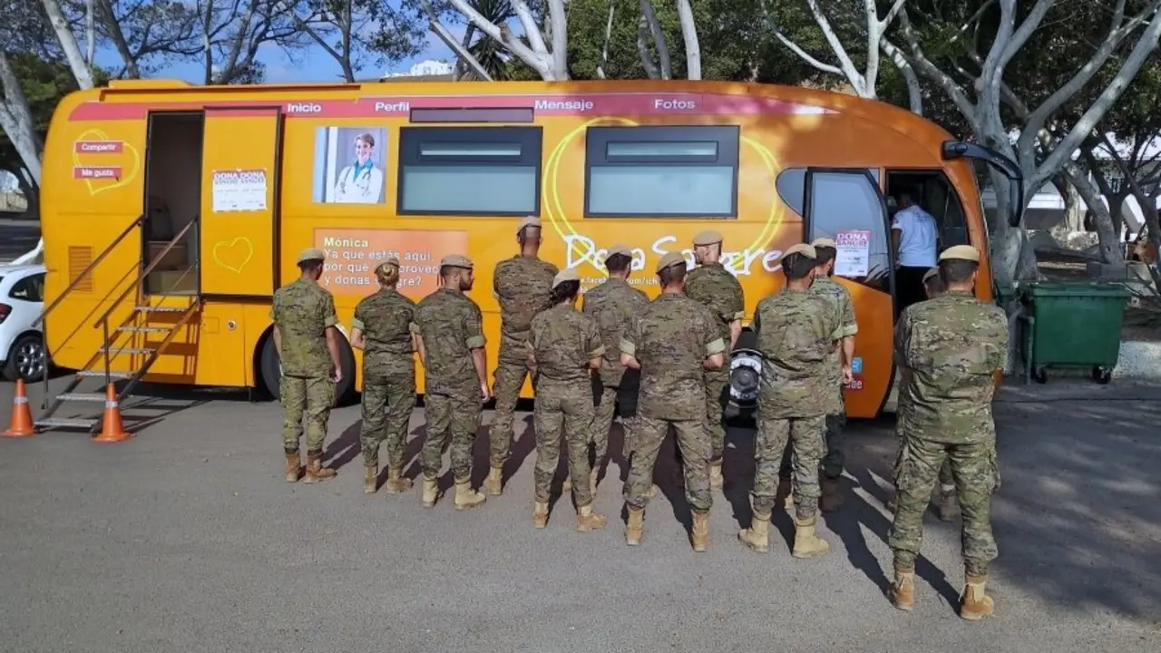 Militares ante la unidad m&oacute;vil_Fotor