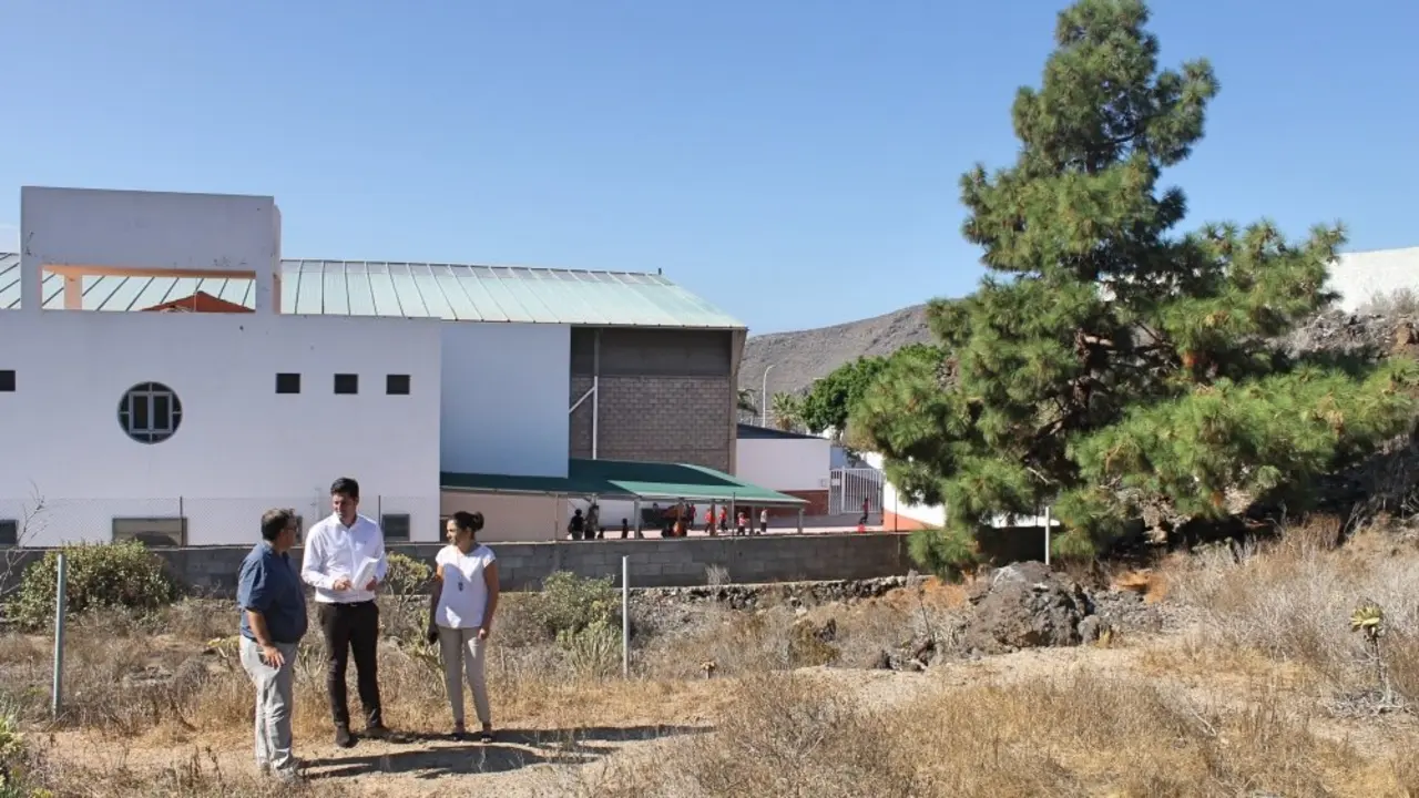 Alcalde y concejala de Educaci&oacute;n en el lugar donde el Ayuntamiento ha adquirido los terrenos_Fotor