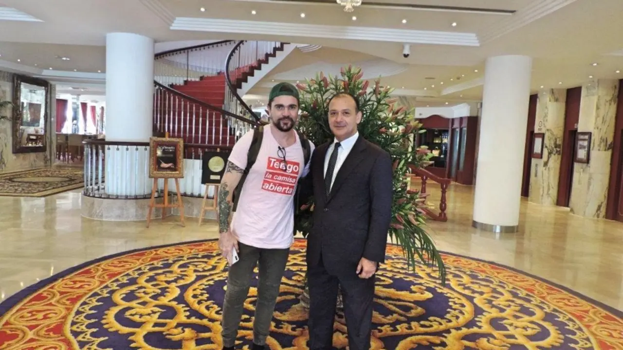 Juanes disfruta de su estancia en el Hotel Bot&aacute;nico (1)_Fotor