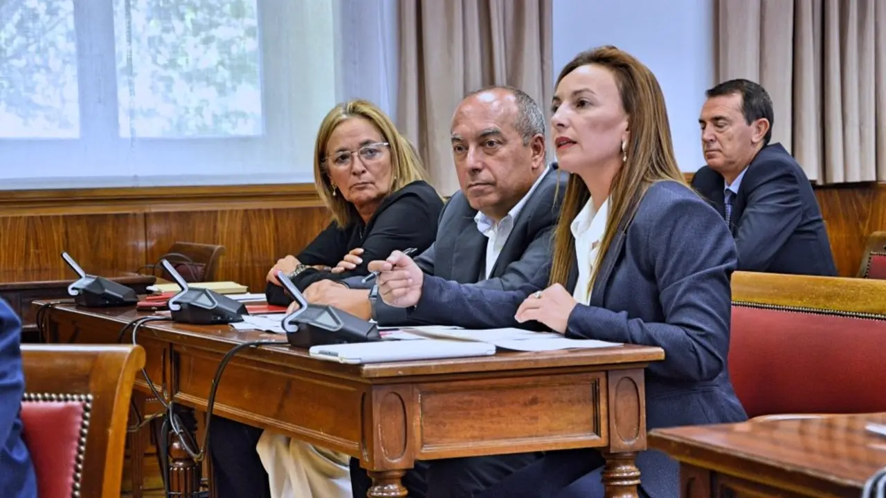 Senadores Olivia Delgado y Julio Cruz en la Comisi&oacute;n de Hacienda 101018_Fotor