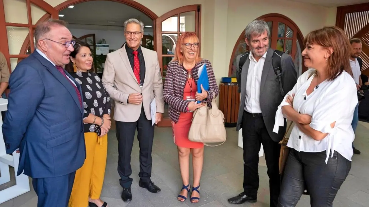 El Presidente D. Fernando Clavijo Batlle asiste al II ENCUENTRO REGIONAL &igrave;ISLAS Y MUNICIPIOS PROMOTORES DE LA SALUD&icirc; a 15 de Octubre de 2018. (Foto: Arturo Rodriguez/Presidencia GobCan)


Esta fotograf&Igrave;a oficial del Gobierno de Canarias es solamente para uso editorial por medios de comunicaci&Ucirc;n. La fotograf&Igrave;a no puede ser manipulada de ninguna manera y no se puede utilizar en materiales comerciales y/o pol&Igrave;ticos, publicidad, correos electr&Ucirc;nicos, productos, promociones que de alguna manera pueda sugerir la aprobaci&Ucirc;n o respaldo del Presidente, o el Gobierno de Canarias.