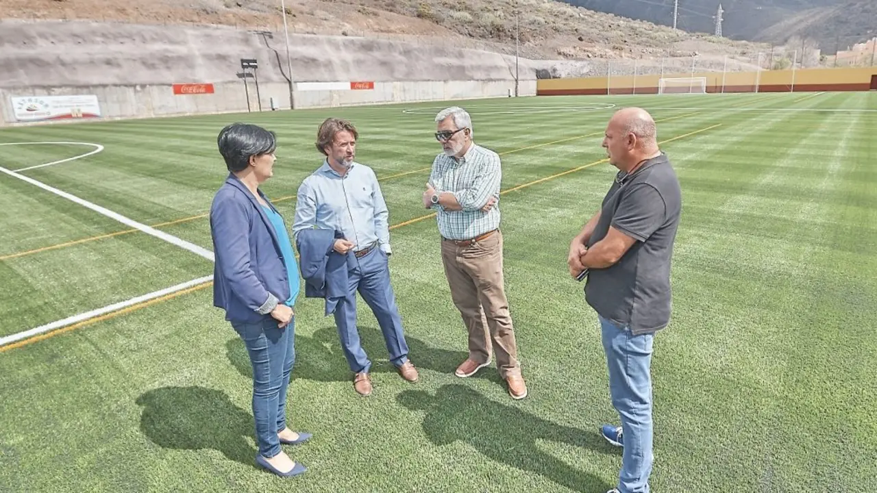 Adeje-Campo de f&uacute;tbol Fa&ntilde;ab&eacute;-Nuevo c&eacute;sped_Fotor