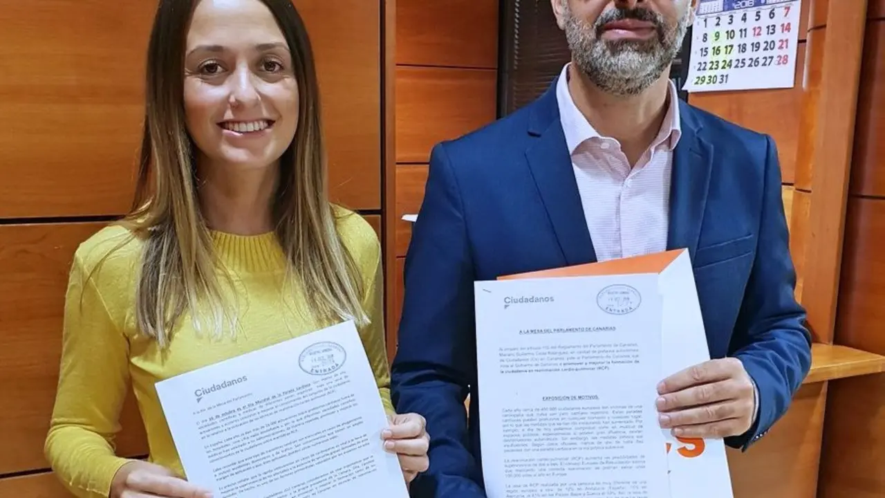 Mariano Cejas y Teresa Ber&aacute;stegui tras el registro de la iniciativa_Fotor