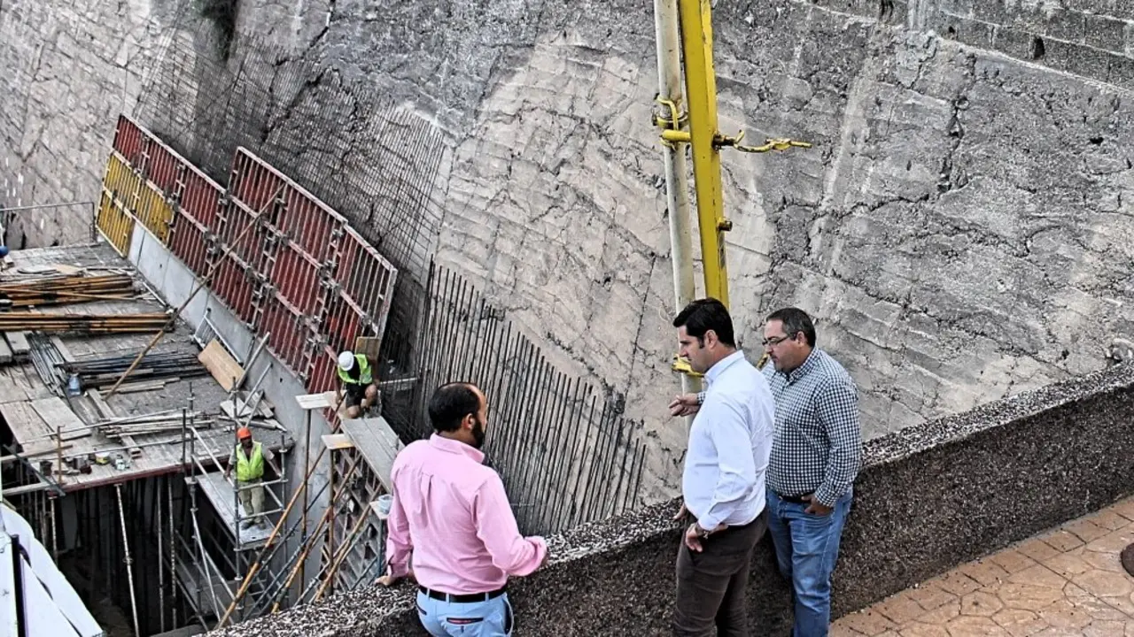 Foto de la visita a las obras en el muro de contenci&oacute;n_Fotor