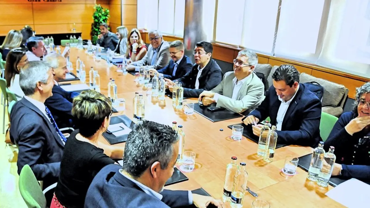 REUNION COMISION DE TURISMO CAMARA DE COMERCIO CON LA ASOCIACION DE MUNICIPIOS TURISTICOS DE CANARIAS6_Fotor